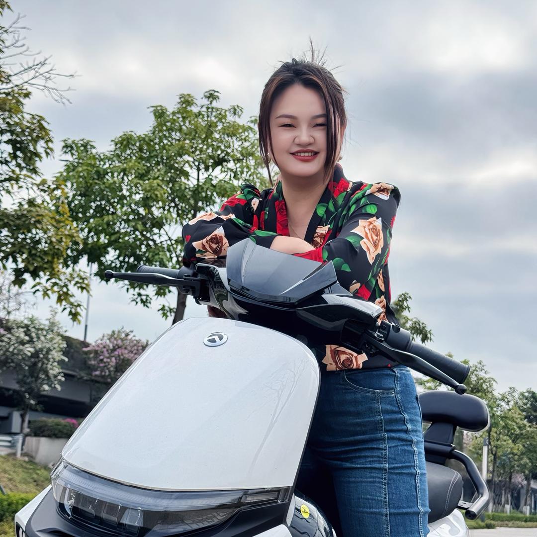 深圳娜姐与车