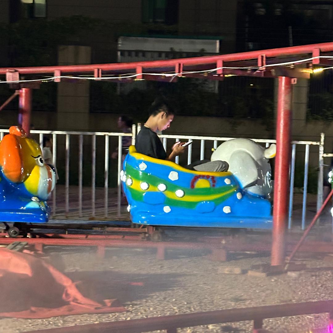 物流园夜市游乐园