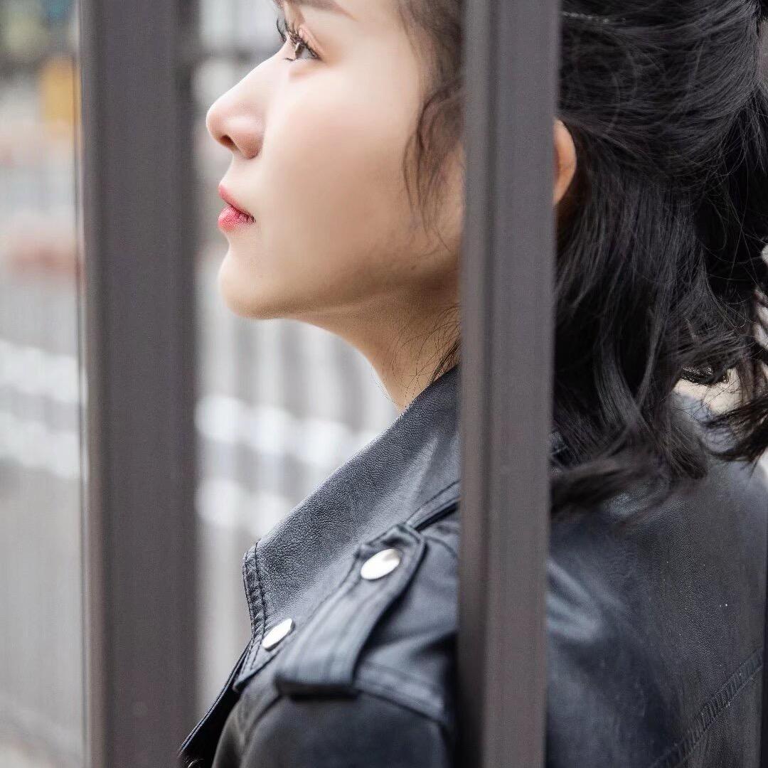爱偷懒的美女