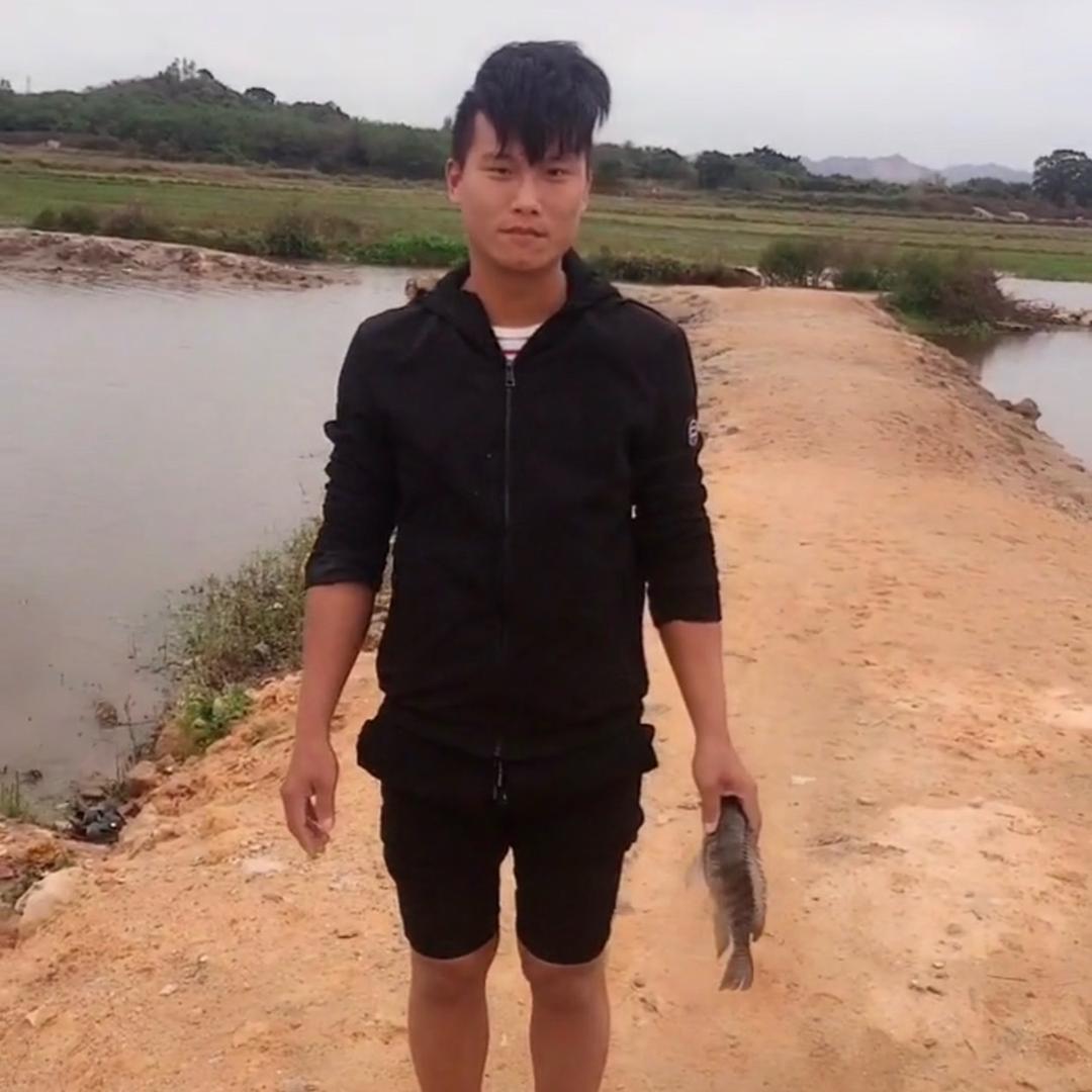 黄亮亮