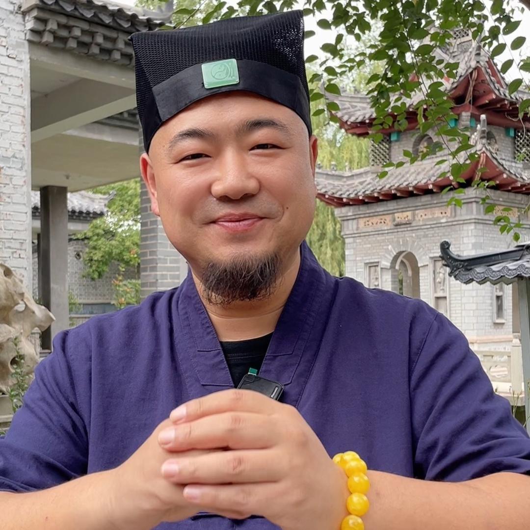德志先生