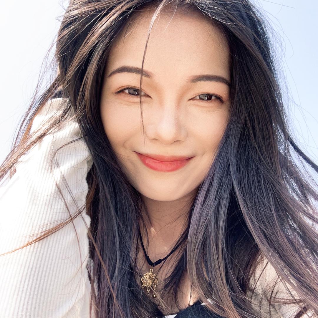 李子不甜（右右）