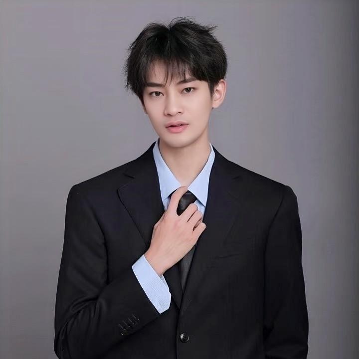佛山减龄发型设计_邓先森