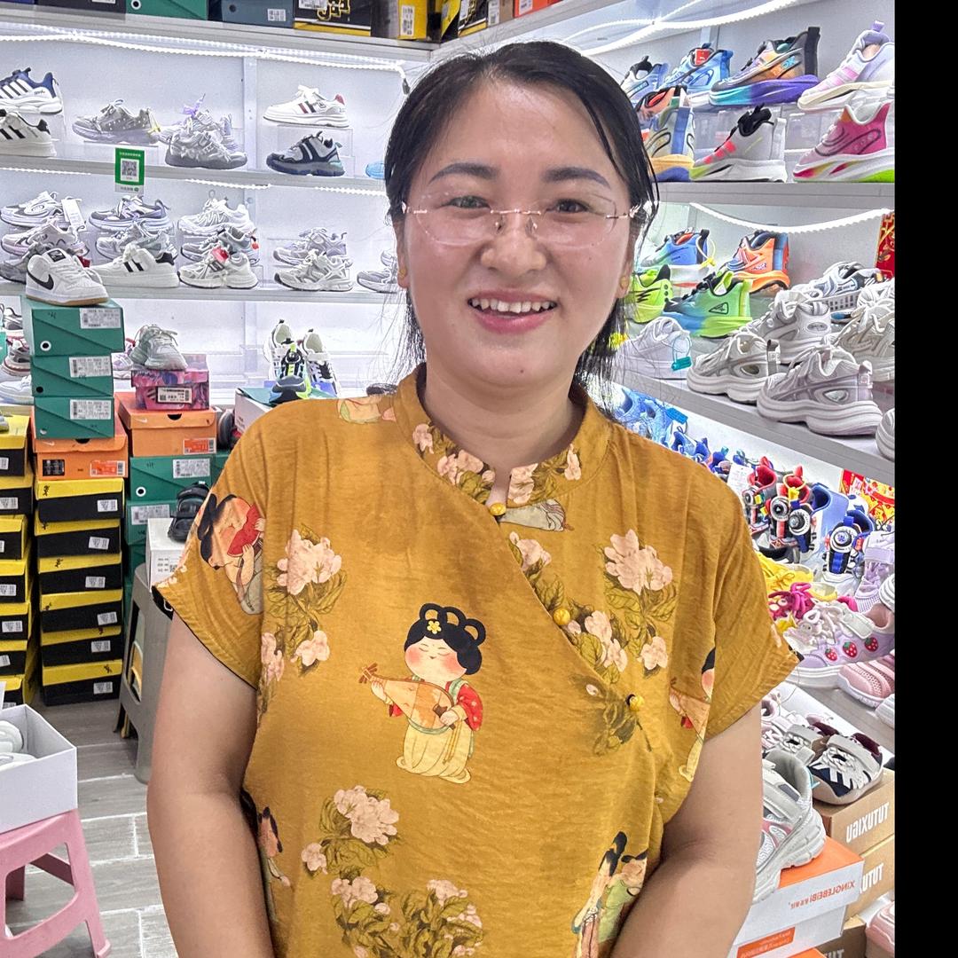 杨姐      汾水孩子王鞋店