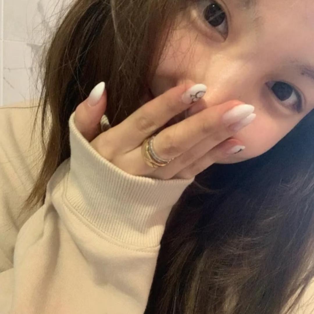 >_<