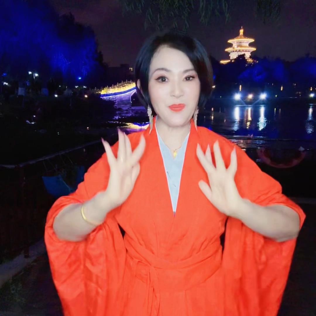 🦋古 月 手势舞🍀