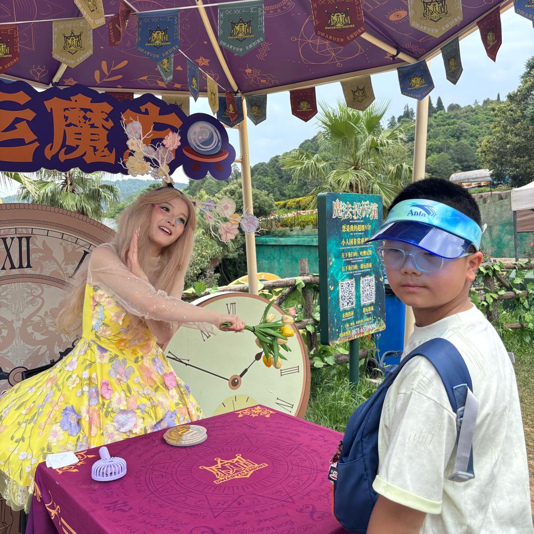 昆明小人国景区售票工作人员