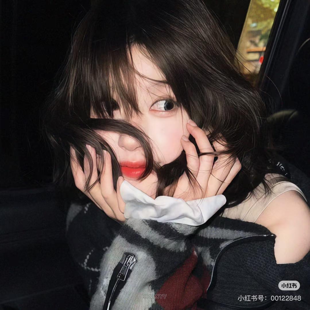 小猫吃草