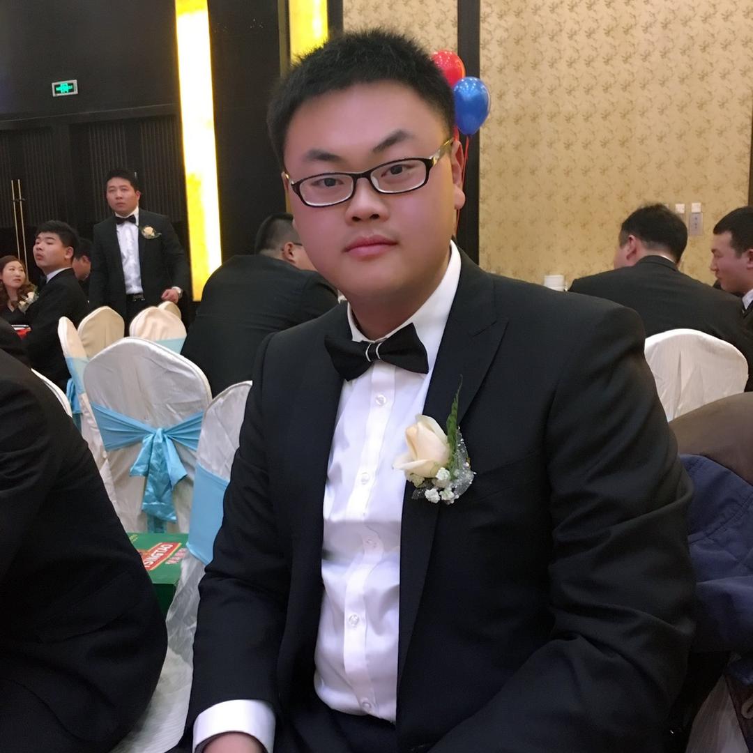 宝禄采摘园的启仲哥。