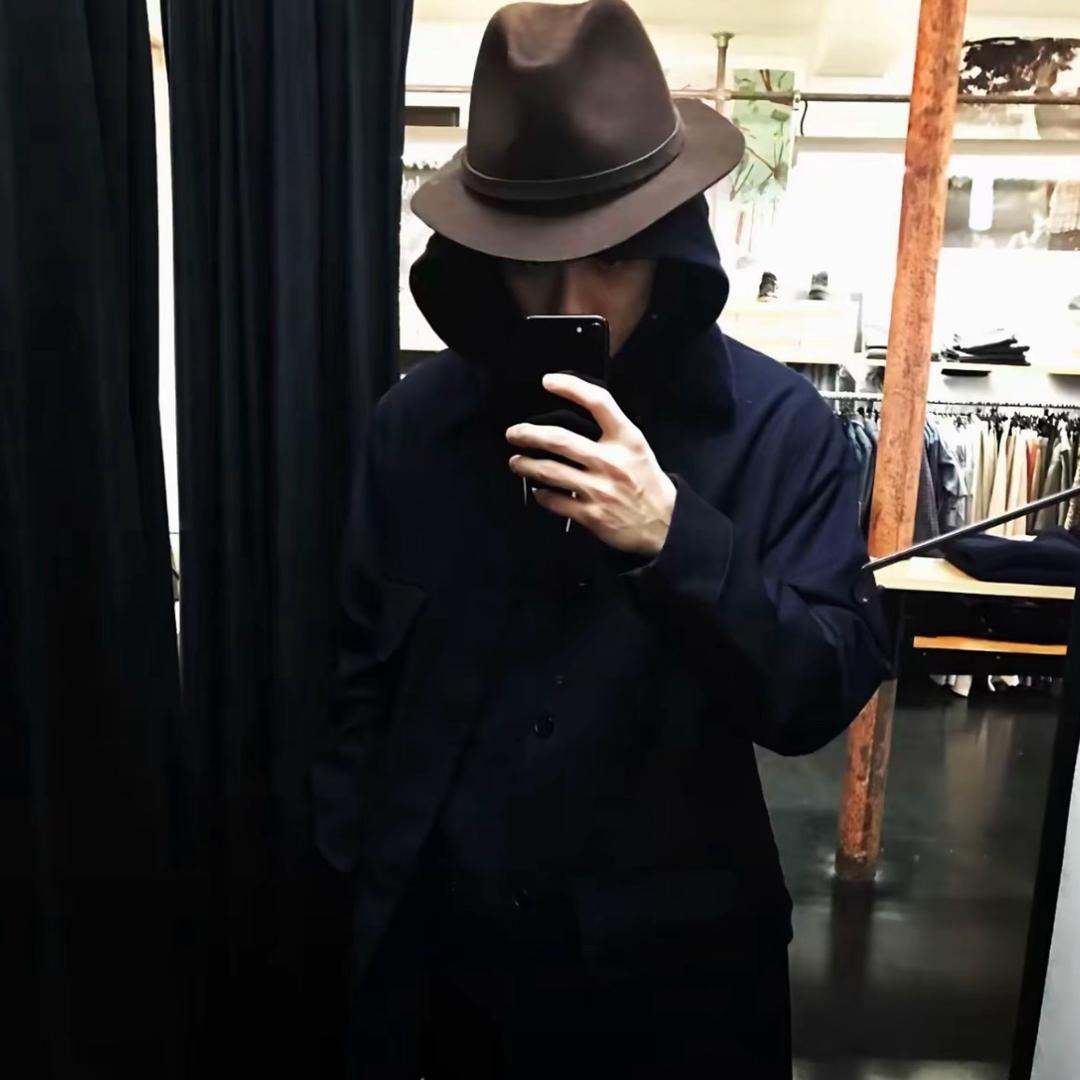 M、
