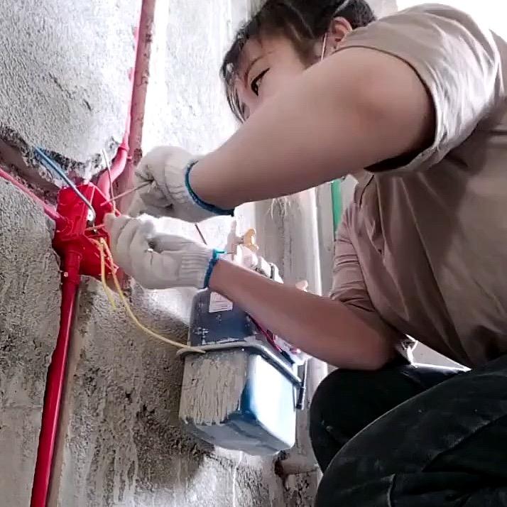 夏天电工小师妹