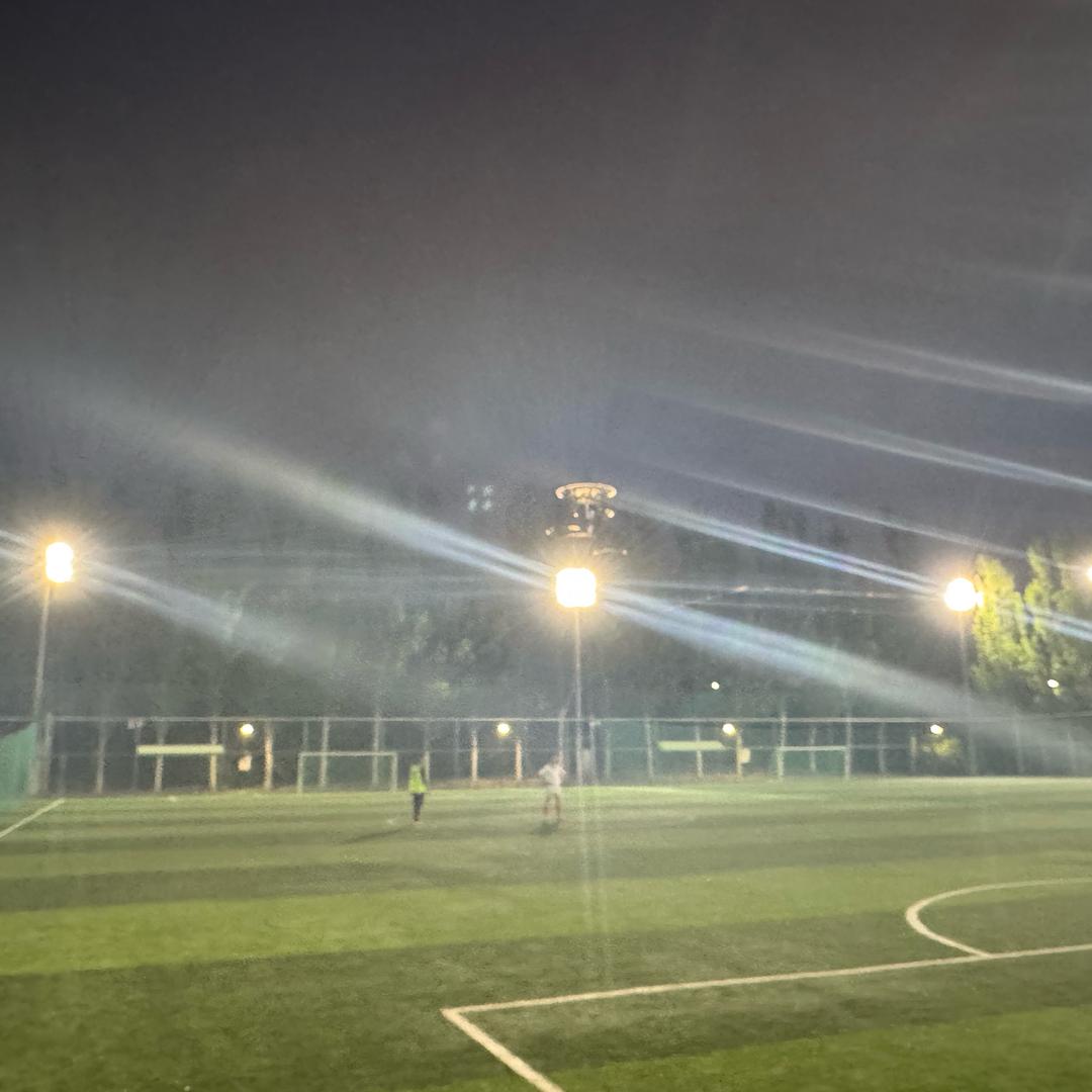 在奥森踢足球的小伙子