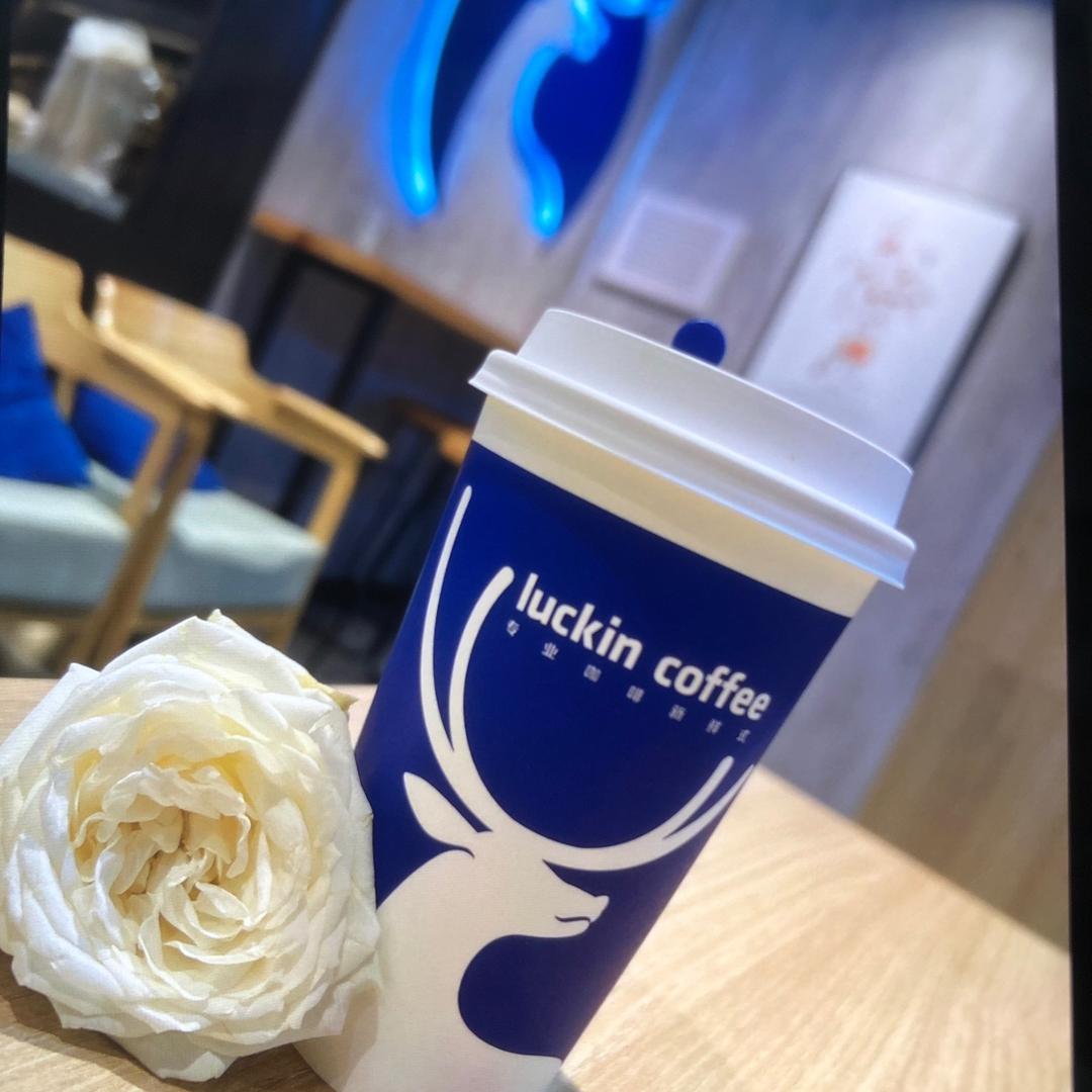 单手开五菱的小姐姐