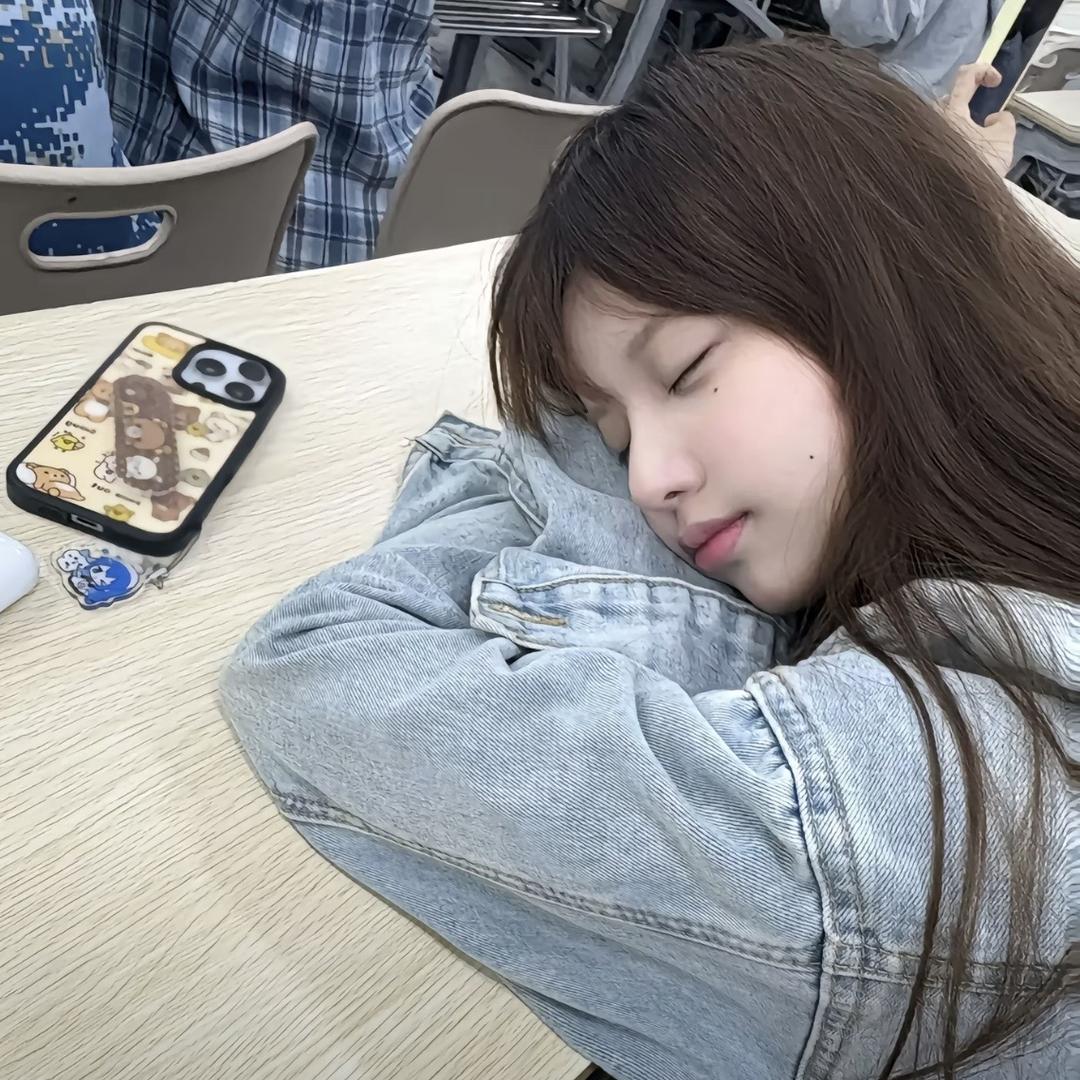 狂风暴雨的夜晚老公出轨伤心欲绝的苦命女人