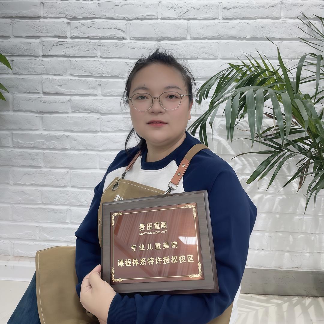 平陆麦田童绘教画画的娜娜