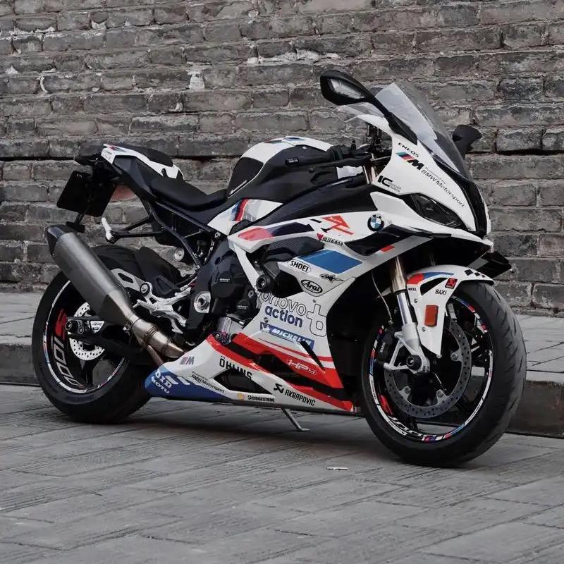 卖摩托的小男孩