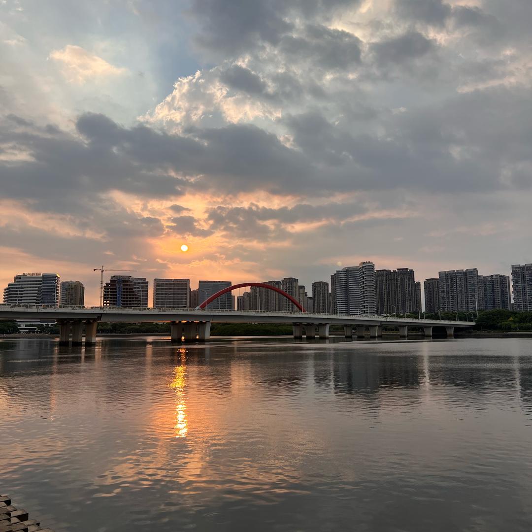 𝑠𝑢𝑟𝑝𝑟𝑖𝑠𝑒 .