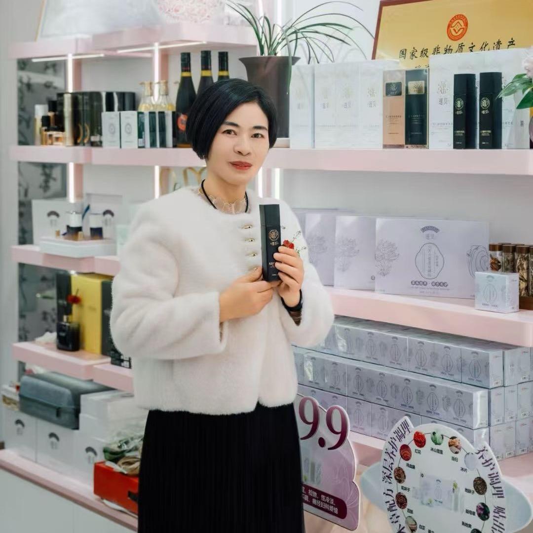 刘老师乌漆嘛黑的头发