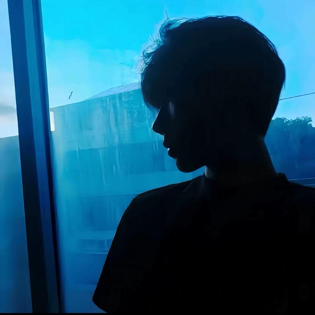 连告别都双手插兜的男人