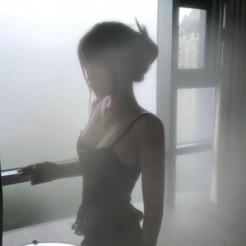 美女emo了.