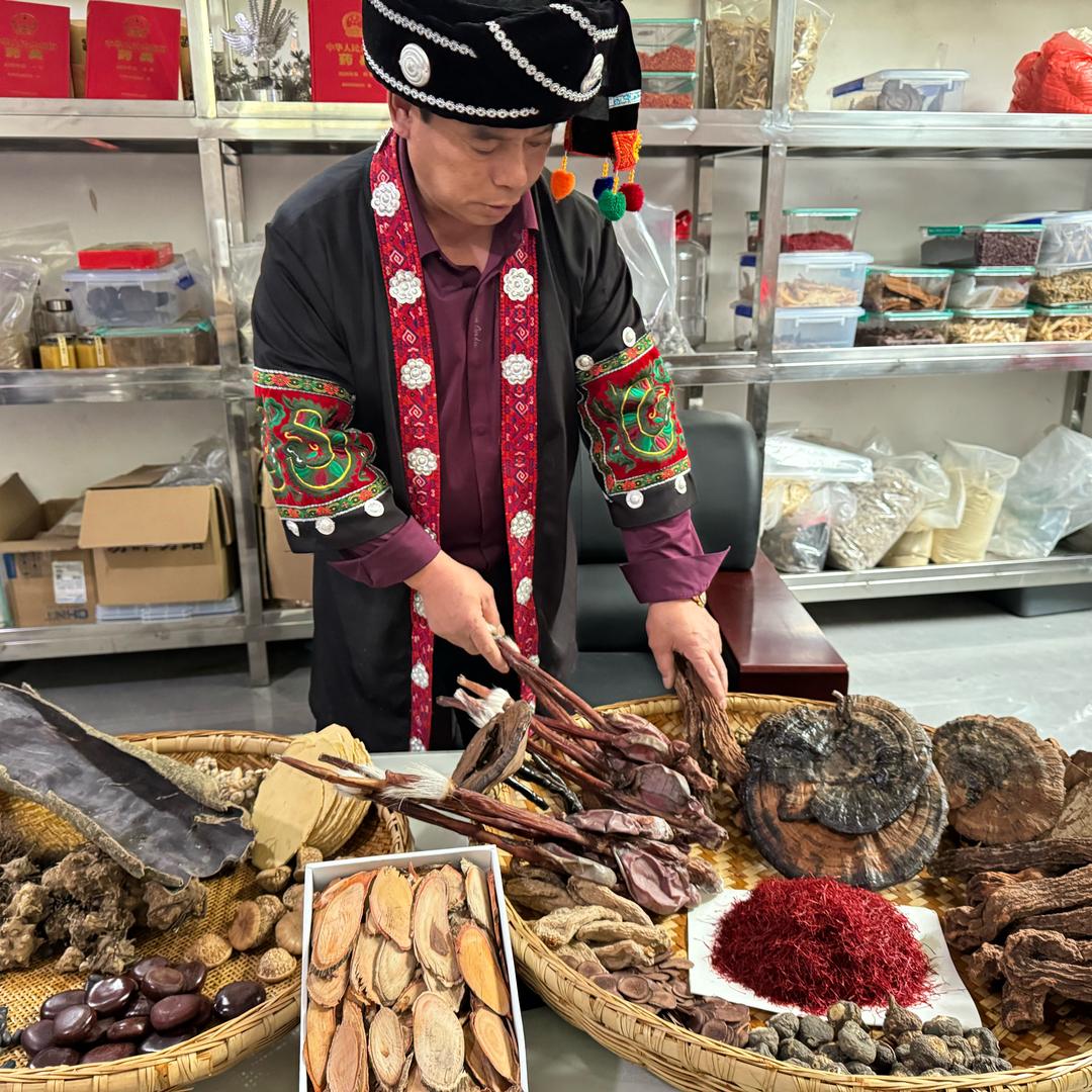 罗苗哥，关山湖修难仁发动鸡店