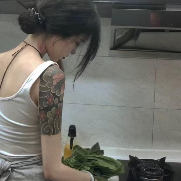 _·^.