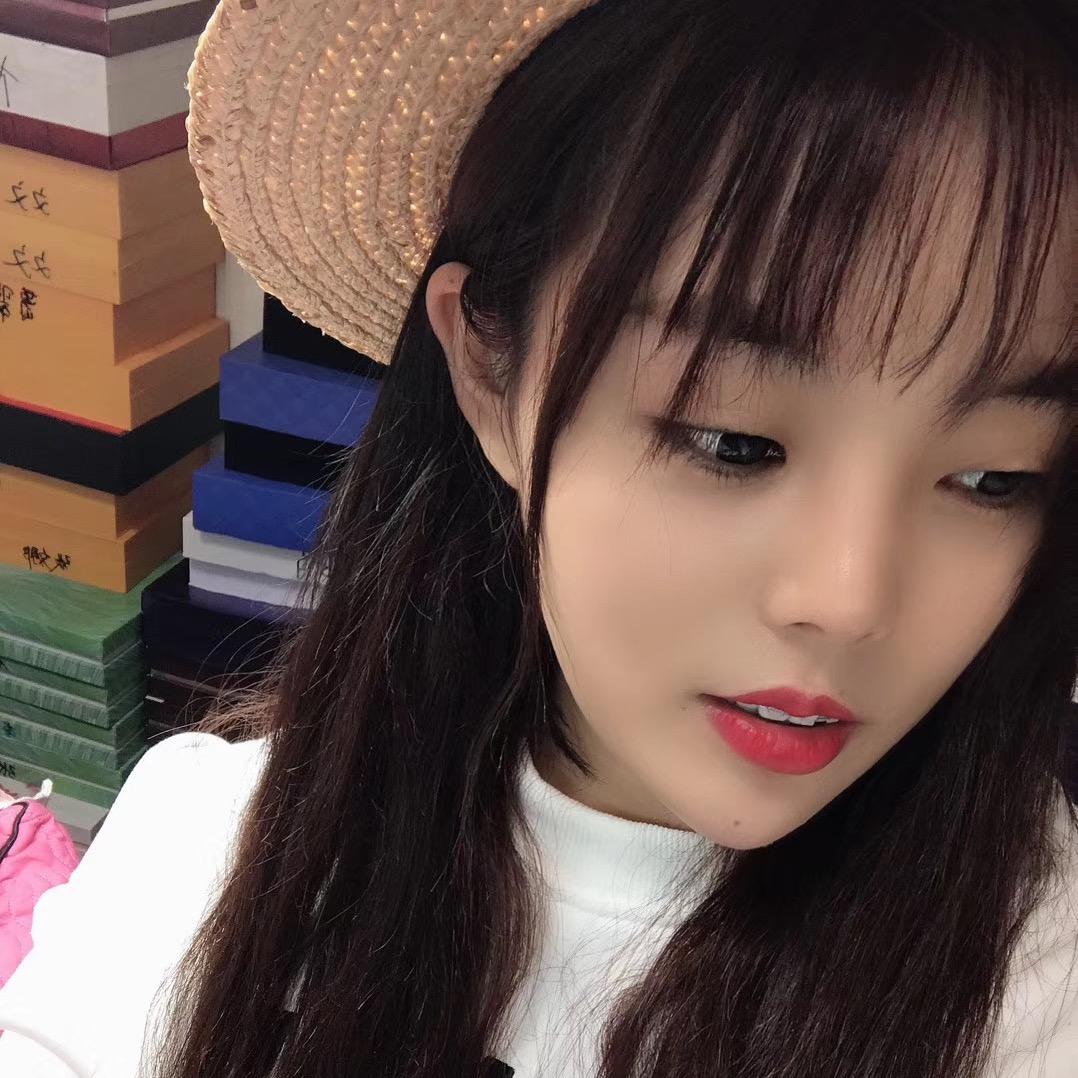 做颈枕的小姐姐