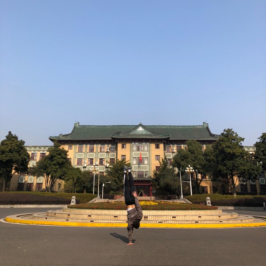 小邓不会体操
