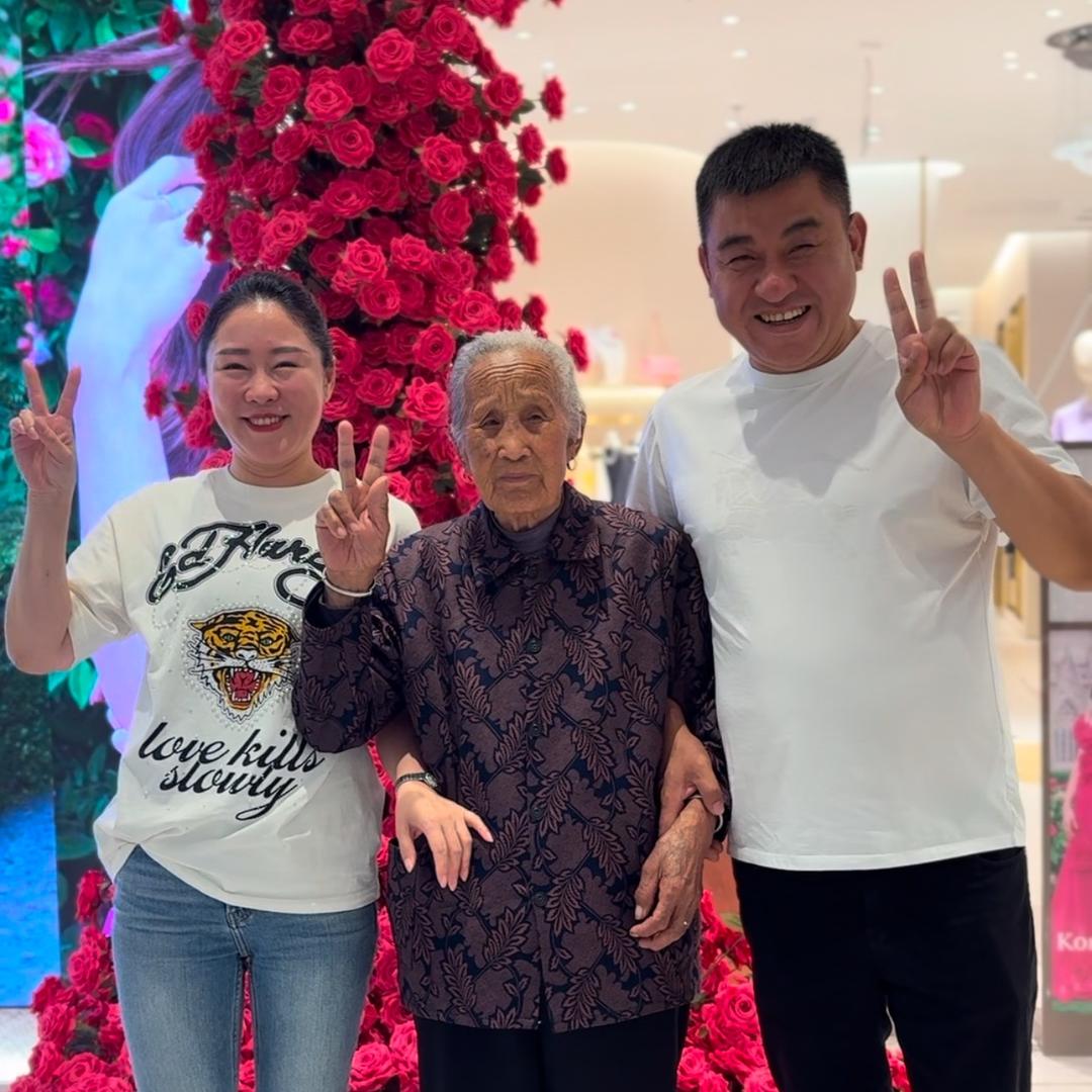 丽娜一家人