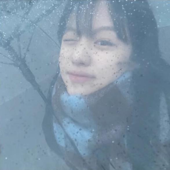 倩.
