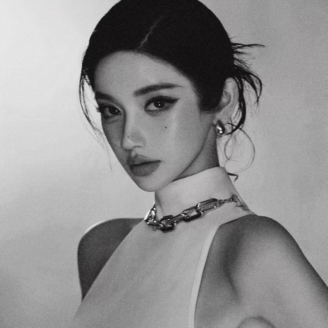 哼 我一点也不开心 ！