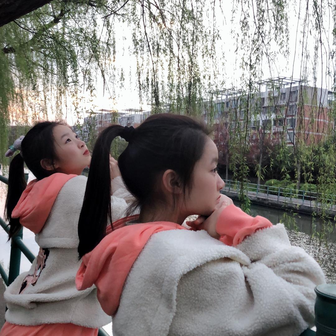 双胞胎姐妹