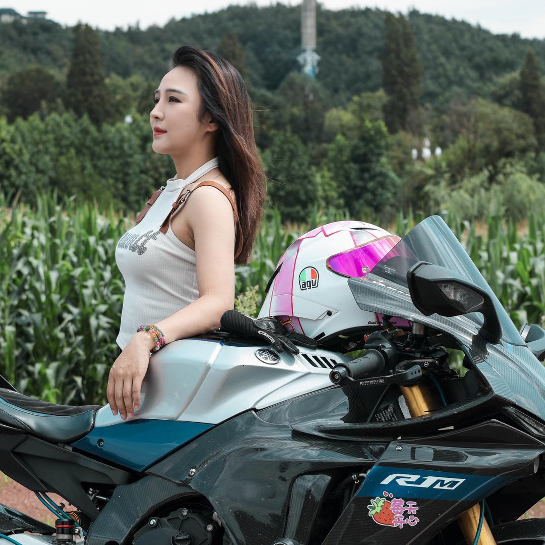 画墙绘的草莓 女骑