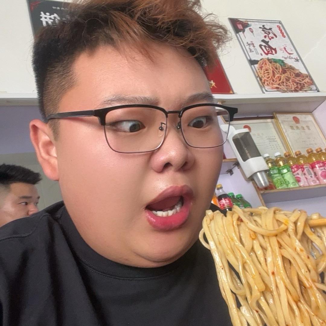 碳水炸弹何大亮🍔