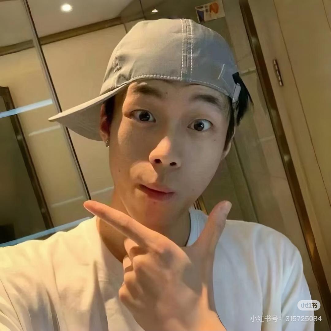 拖着行李买书包
