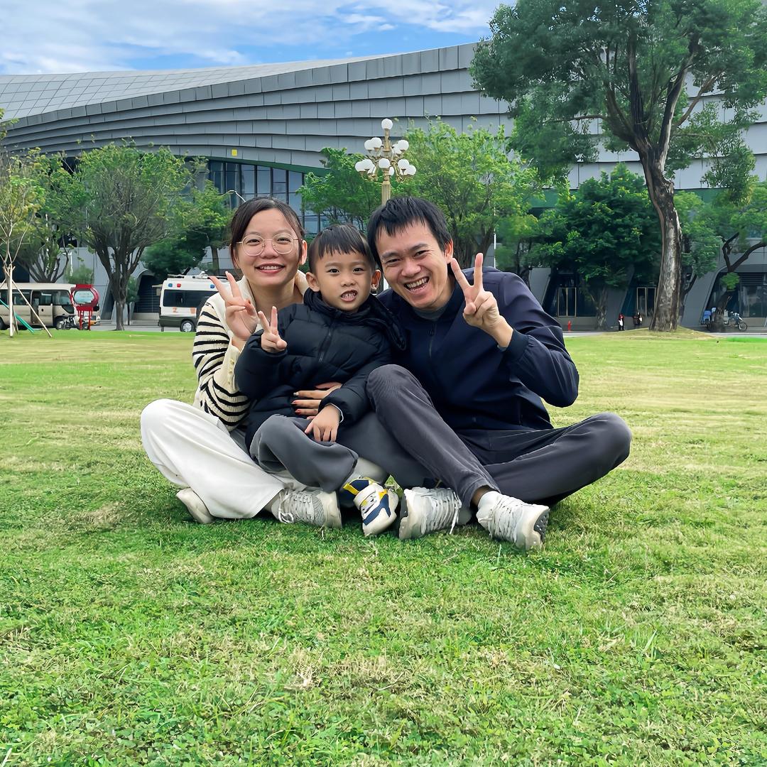 易家人玩积木