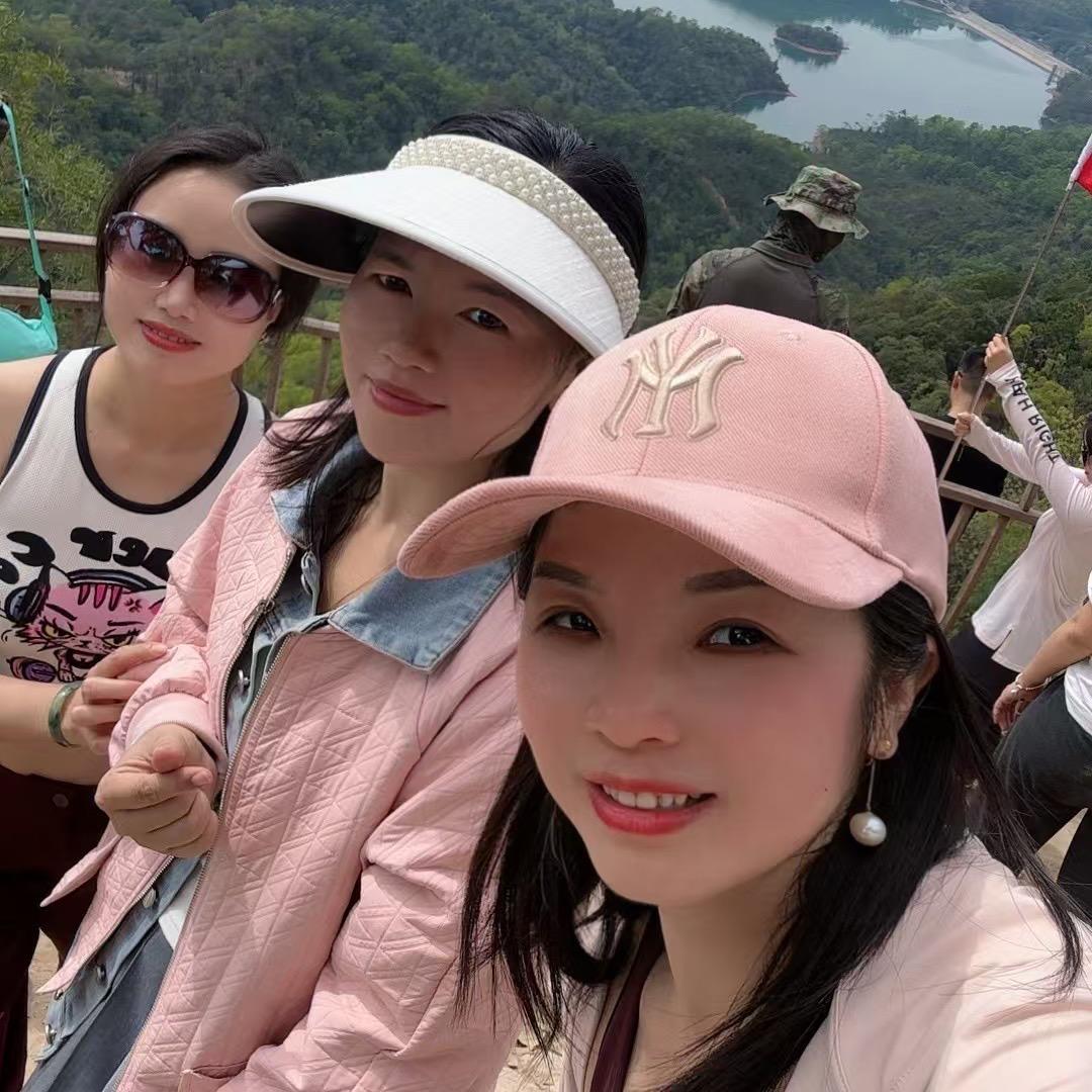 三女子户外娱乐