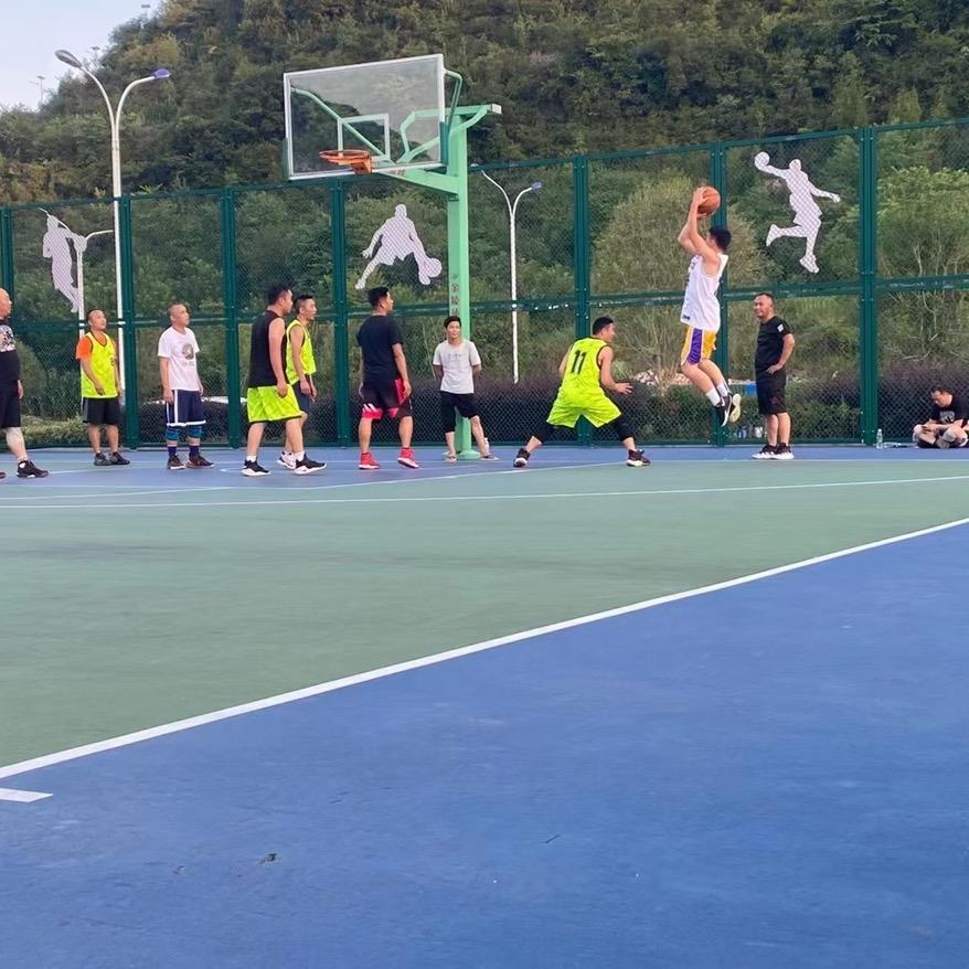 爱打篮球的小虎！