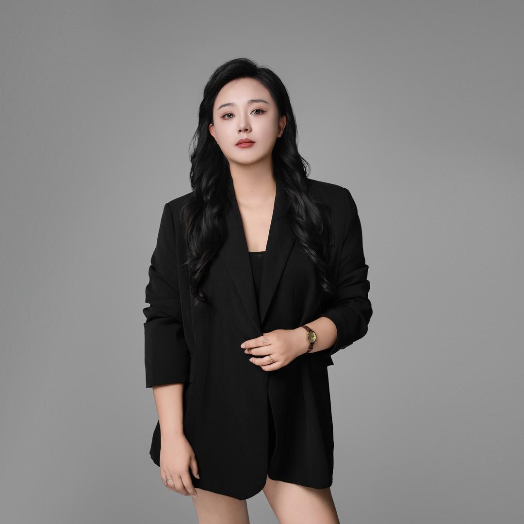 朝朝和暮暮（一个开着服装店的房产经纪人）