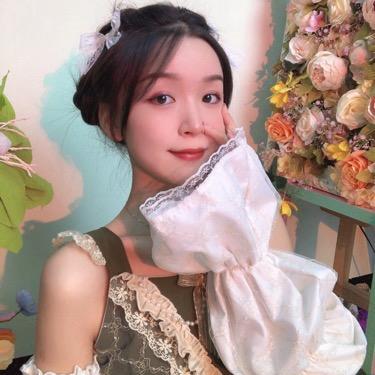 黄黄.