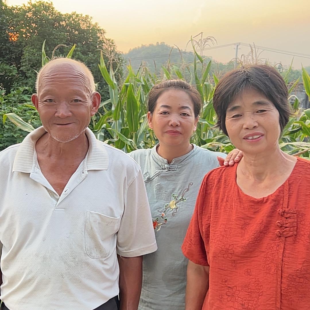 小小和姐姐姐夫的农村生活