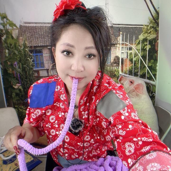 子霞口吐毛线