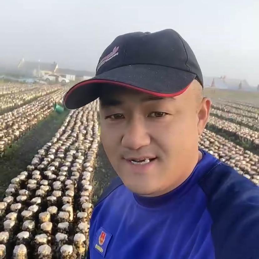 黑木耳种植户，小肖