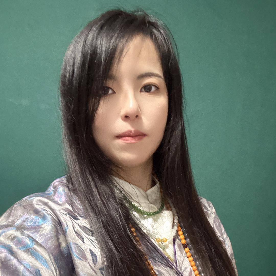 长发眼镜老板