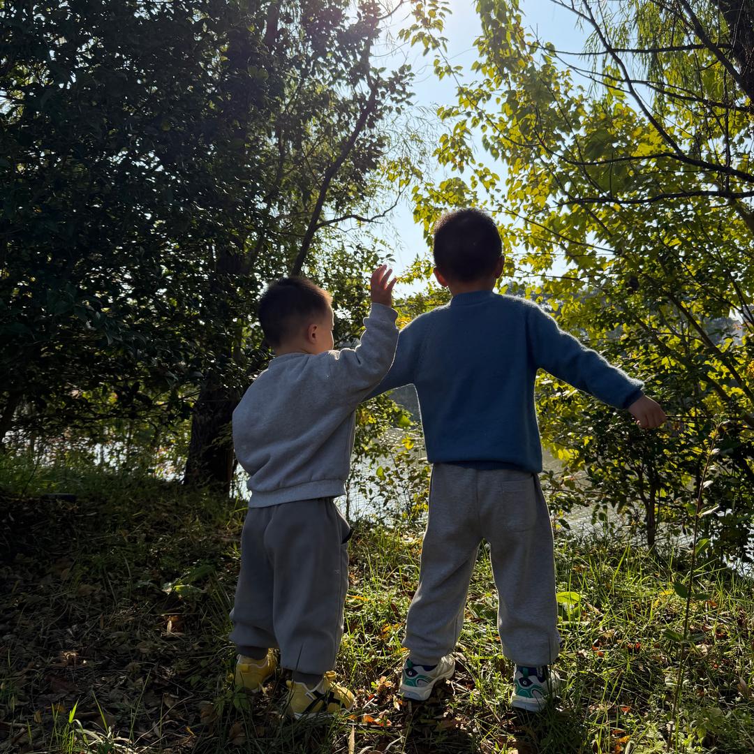 男生宿舍里的女参