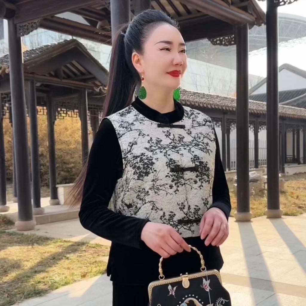 荞衣绣妈妈装品牌店