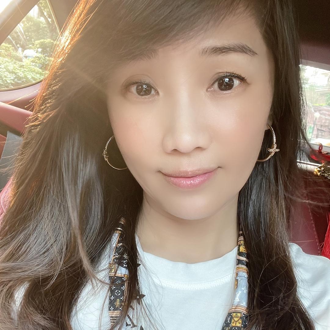 手握方向盘的奕奕