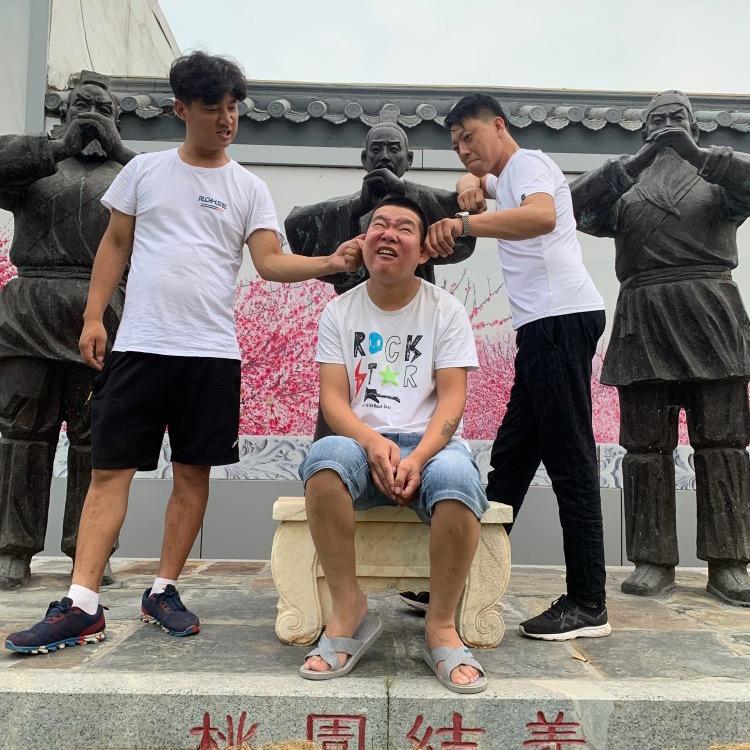 崔健浓（伸缩门厂家）