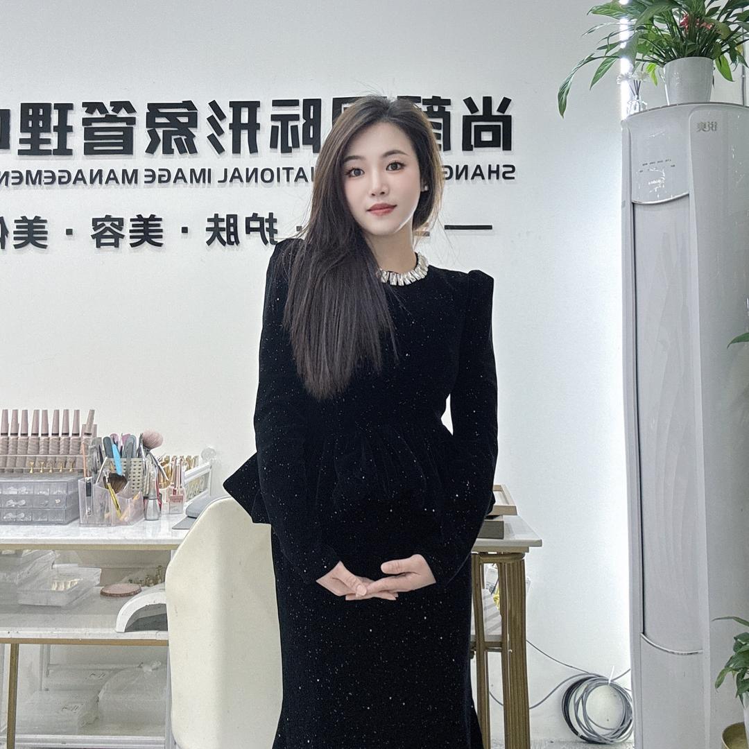 从江爱化妆的梁红霞（招学员）