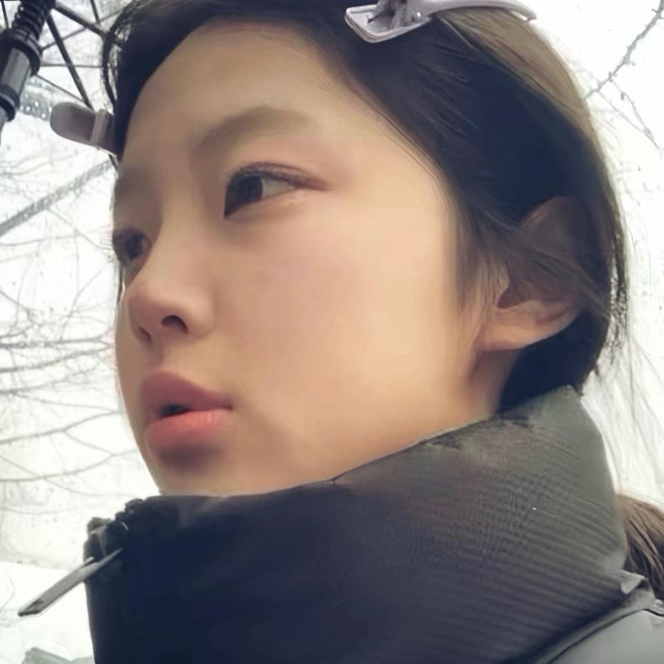 一女的